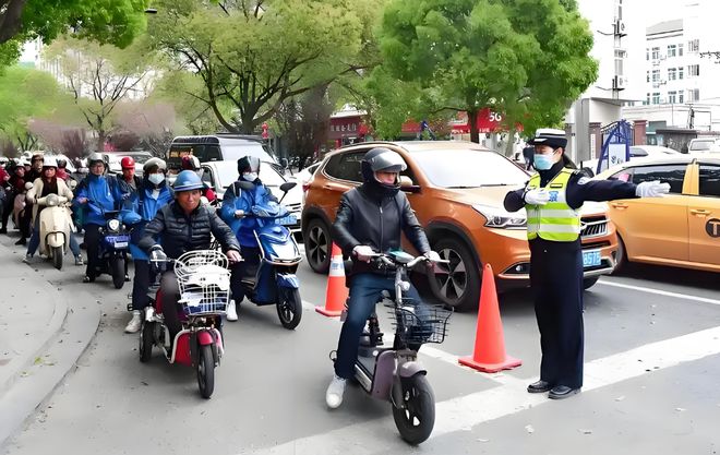 才知道为什么雅迪、爱玛宁愿用72V石墨烯电池都不用锂电池(图4)