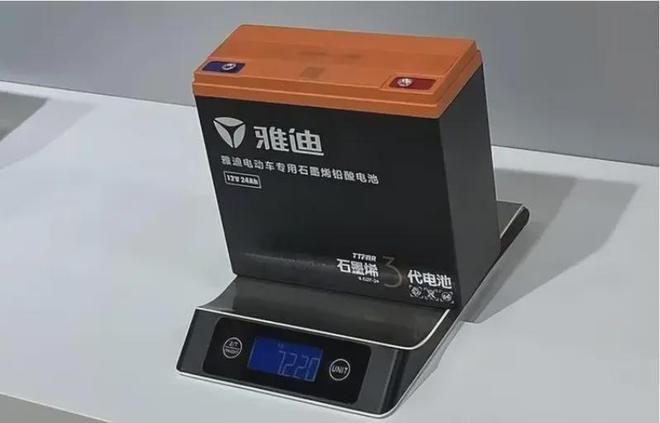 才知道为什么雅迪、爱玛宁愿用72V石墨烯电池都不用锂电池(图3)